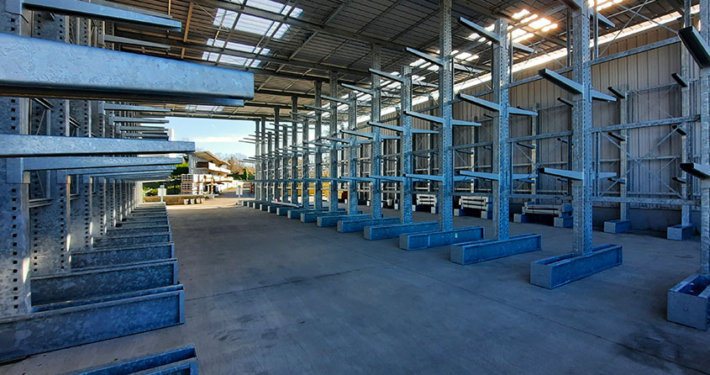 Self-bearing stores