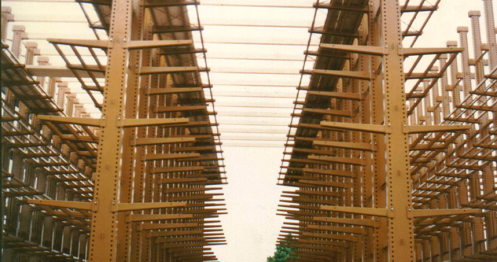 Self-bearing stores